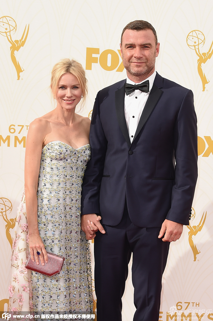 组图：娜奥米沃茨艾美低胸秀半球与老公秀恩爱