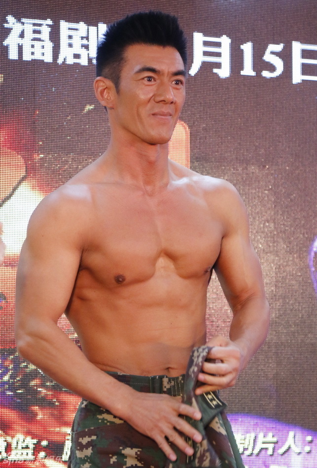 主演任天埜秀肌肉