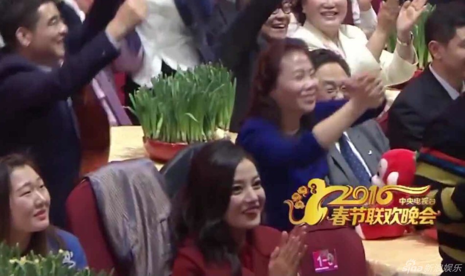 组图：主桌观礼+黄金时间！赵薇获春晚大牌待遇