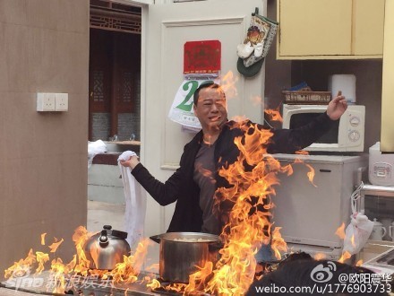 组图：55岁欧阳震华拍火灾戏 奋力扑救十分敬业