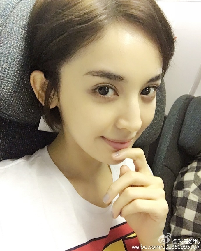 组图：娜扎深夜道晚安 白衣清新五官精致