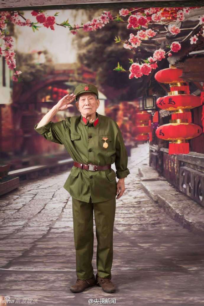 组图：96岁抗战老兵拍时尚大片 庄重敬礼精神好