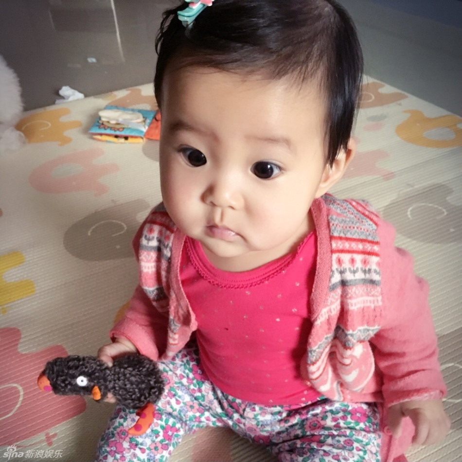 组图：贾静雯小女儿大眼圆圆 嘴咬小玩具超可爱