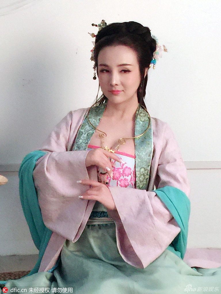 组图：干露露潘金莲造型丰乳肤白 拼命挤乳沟