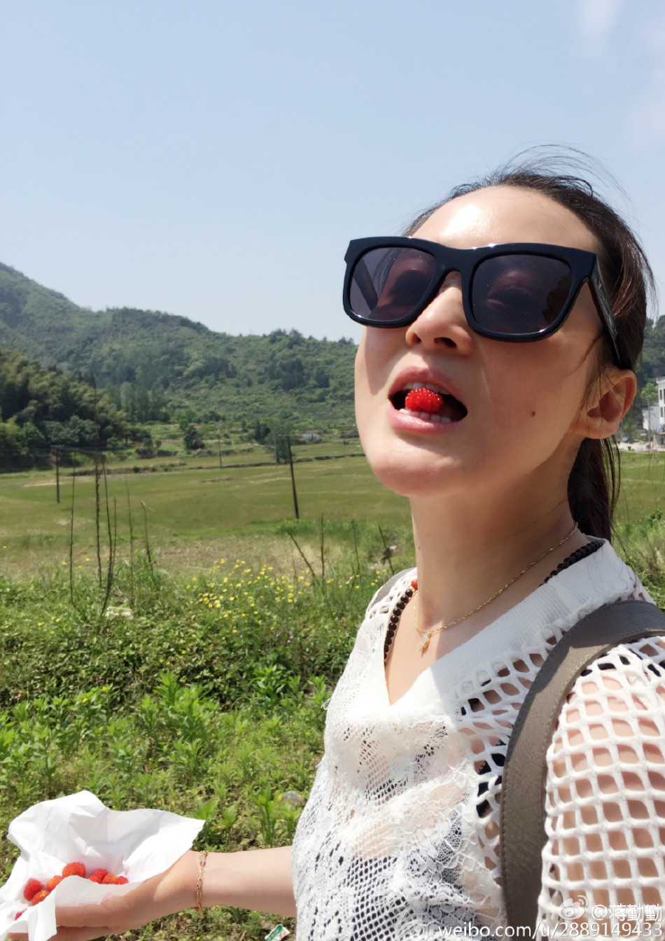 组图：蒋勤勤与友人山间郊游 口含草莓诱惑万分