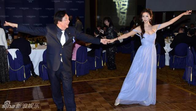 组图：林志玲低胸深V与父共舞 林爸魅力不减