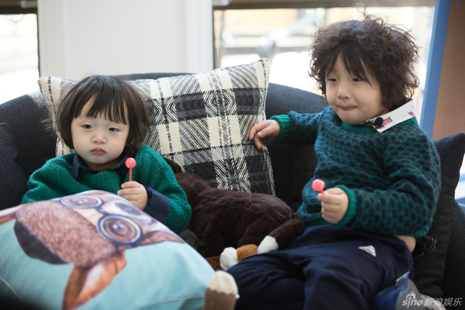 组图：冉莹颖晒儿子吐舌萌照 胖轩和弟弟肉嘟嘟
