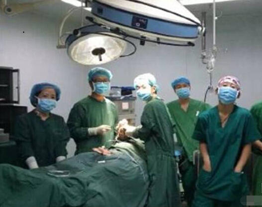 手术室自拍事件照片来自两台手术 医生仍难入睡_河南网
