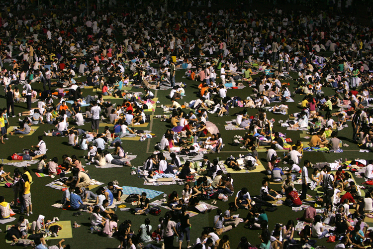 图文:上万学生聚集在学校足球场过夜