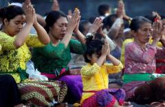 巴厘岛阿贡火山随时可能爆发 民众祈求平安