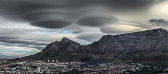 南非开普敦上空现“飞碟云”：曾被误认为UFO