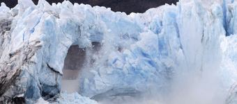 阿根廷莫雷诺冰川“拱门”垮塌触目惊心