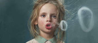概念摄影：模仿成人吸烟的孩子
