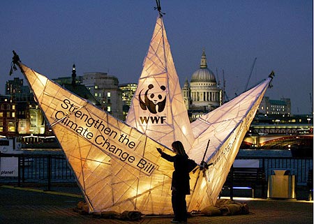 世界自然基金会建成巨型纸船点亮泰晤士河(图