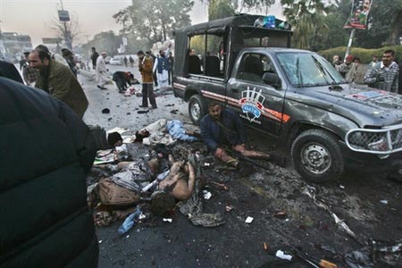 巴前总理贝-布托竞选演讲现场附近发生爆炸