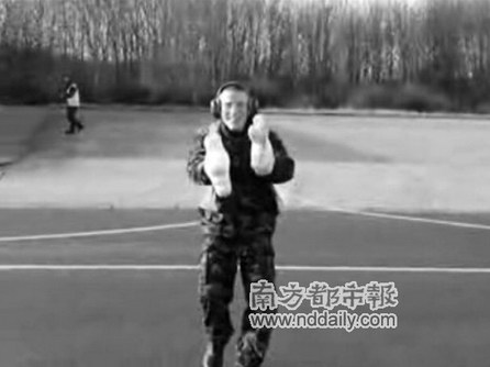 英国空军军官跳舞指挥飞机起飞(图)