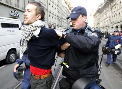 瑞士警方抓捕200多名反全球化示威者(组图)_新闻中心_新浪网