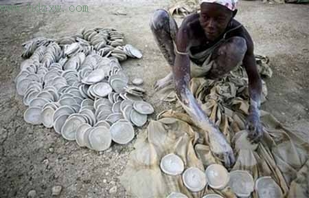 食品价格上涨 海地穷人吃泥土为生