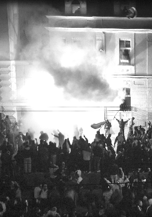 塞尔维亚人火烧美使馆