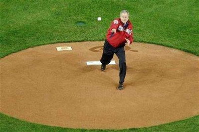 布什为美国棒球比赛开球:任期内第2次秀球技