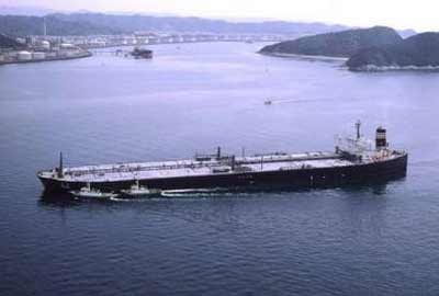 日本油轮在中东遭5艘海盗船围追炮击(图)
