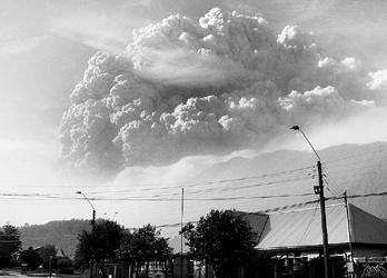 五月二日,智利柴滕火山爆发