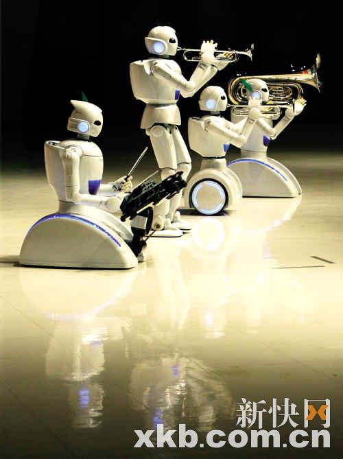 5月4日,日本丰田汽车公司的机器人乐手在位于东京的公司展厅表演.