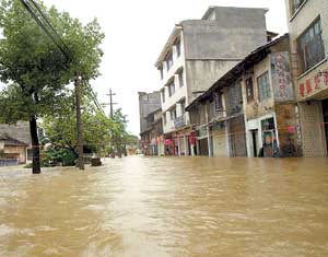 暴雨袭击南方造成127万人转移