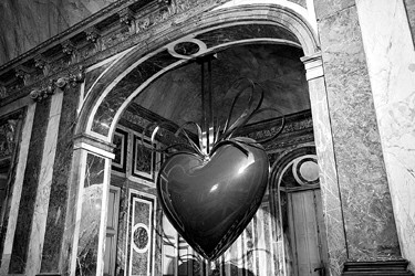9日,美国艺术家杰夫·库恩斯的作品悬挂的心