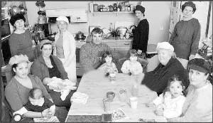 英男子有七个“妻子”七人排值班表做家务