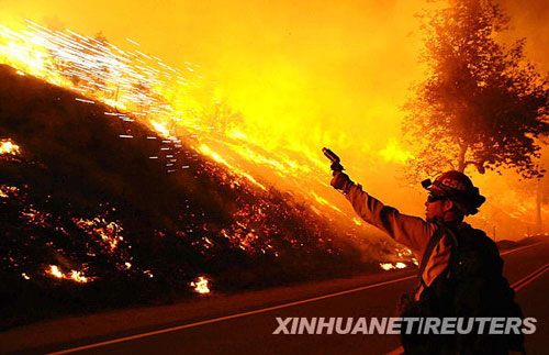 美国洛杉矶东北部发生山林大火上千人撤离