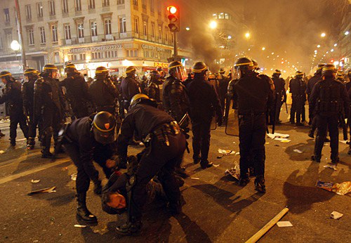 法国逾百万人举行全国罢工 巴黎发生骚乱(组图