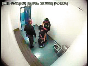 卡脖<em>揪头发</em> 美警察狂殴15岁少女_新闻中心_新