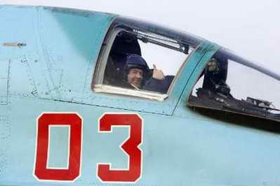 俄总统驾驶最新式战斗轰炸机飞行半小时(组图)