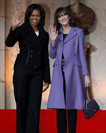 米希尔-奥巴马与卡拉-布吕尼挥手致意