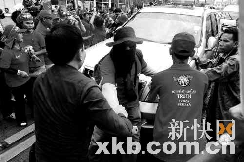 泰总理惨遭示威者围攻