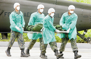 法航空难28具遗体打捞出水