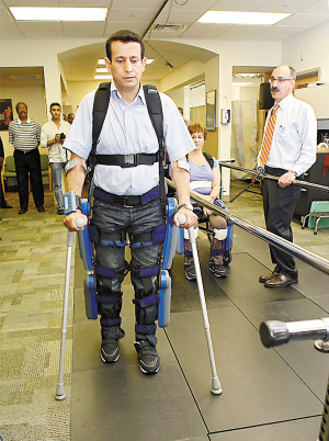 6月30日,来自以色列的瘫痪士兵考夫借助"复步器"站立并行走.