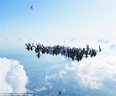 108位好汉5000米高空跳伞_新闻中心_新浪网