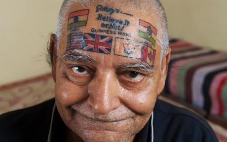 印度老人欲在全身纹满世界各国国旗(图)