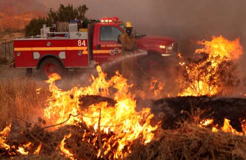 美国加州州长宣布森林大火失控(图)