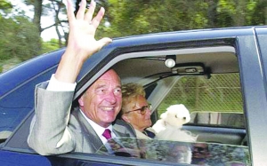 法国前总统希拉克遭爱犬咬伤流血