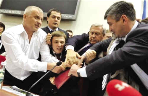 乌议会打架 世界拳王挨揍_新闻中心_新浪网