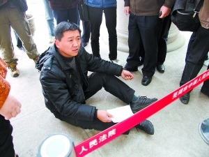 原告三律师遭搜查愤怒退庭