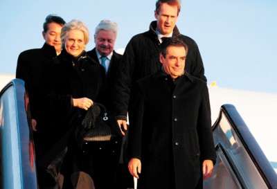 法国总理菲永抵京访华
