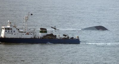 韩国军舰救援行动受阻部分船员可能死亡