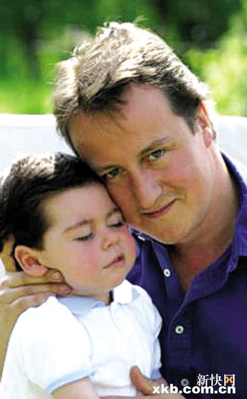 2004年,英保守党党魁卡梅伦与儿子埃文.