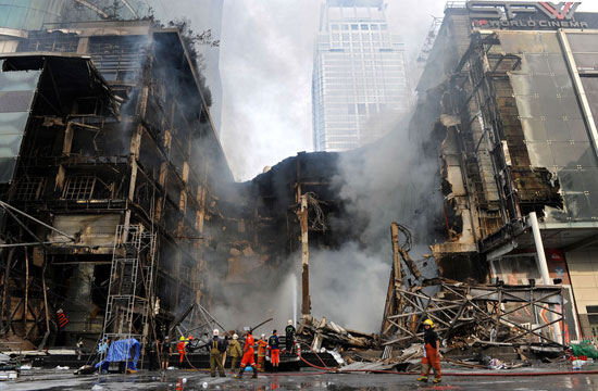 泰国曼谷世贸中心商场遭纵火后开始垮塌(组图