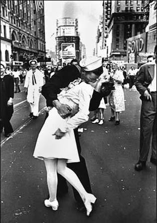 二战经典照片《胜利日之吻》女主角去世