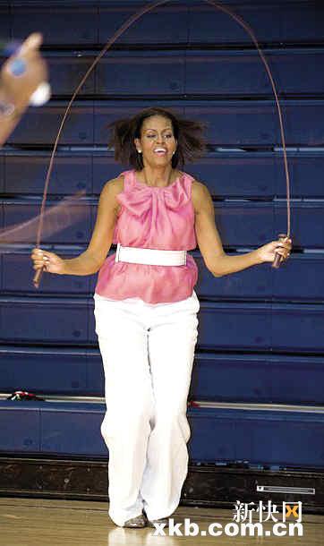 美第一夫人玩跳绳 动作较流畅表情很雷人